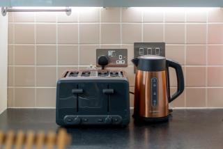 Luxury 1 bed Apt Sleeps 5, Barons Court 5m to tube - Londra - 2