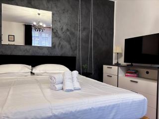 Velora Residence - City Center, AC, Walk-in Shower, Floor Heating, Private Check-in - Cluj-Napoca - 8