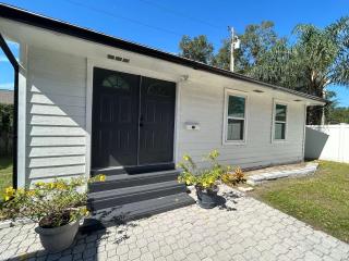Tiny House 10 min from OIA sleeps 2 - Orlando - 0