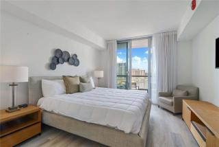 Modern Apartment 2BR- Balcony Pool Gym - Hallandale Beach - 6