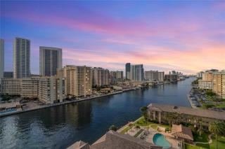 Modern Apartment 2BR- Balcony Pool Gym - Hallandale Beach - 4