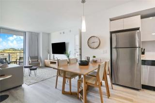 Spectacular Apartment with Balcony & Pool - Hallandale Beach - 7