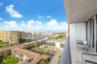 Spectacular Apartment with Balcony & Pool - Hallandale Beach - 0