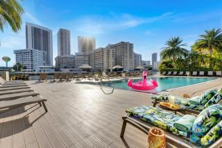 Amazing Studio with Balcony & Pool - Hallandale Beach - 4