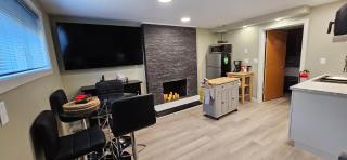 1 block to Kelowna General Hospital 2 blocks to Beach 1km to OUC 1km to Downtown Kelowna 20min to YLW - 6