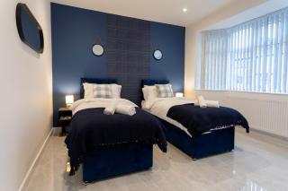 MODERN, 4 bedroom house, Sleeps 8- FREE Wi-Fi & FREE Parking, Garden, Long Stays & Contactors Welcome - 9