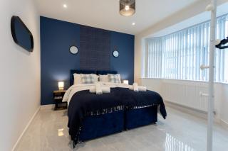 MODERN, 4 bedroom house, Sleeps 8- FREE Wi-Fi & FREE Parking, Garden, Long Stays & Contactors Welcome - 0