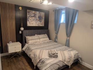 Airdrie Modern Walkout Bsmt Suite with Hot Tub - Airdrie - 1