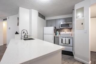 Downtown Honolulu Skyview - 1Bed&Den- Free Parking - 9