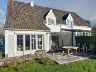 Domein 15 Nieuwmunster, 4-bedroom holiday house for up to 6 people, between Wenduine, 1 km, and De Haan, 2 km, 500 meters from the beach,15 min from Bruges, Ostend and Knokke, nice fenced garden - Zuienkerke - 0