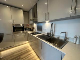 Watford Penthouse - - 7