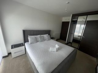 Watford Penthouse - - 4