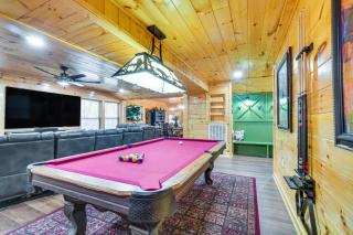 Hot Tub and Pool Table Spacious Sevierville Cabin! - 4