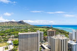 Waikiki Banyan with Ocean Views - Free Parking - Block from Beach - 8