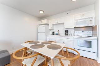 Waikiki Banyan with Ocean Views - Free Parking - Block from Beach - Honolulu - 6