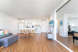 Waikiki Banyan with Ocean Views - Free Parking - Block from Beach - Honolulu - 3