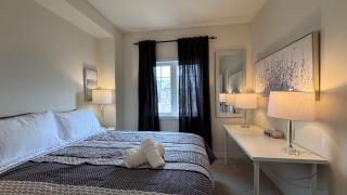 9 Queen Beds, 18 Guests-Kleinburg Luxe Crown Town Residence - Vaughan - 9