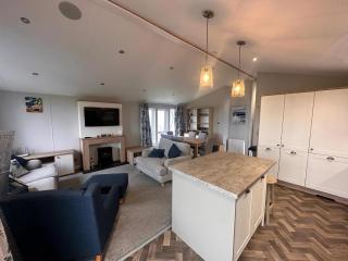 Stunning Lodge With Full Sea Views And Decking At Broadland Sands Ref 20076Cf - 4