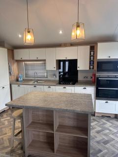 Stunning Lodge With Full Sea Views And Decking At Broadland Sands Ref 20076Cf - 2