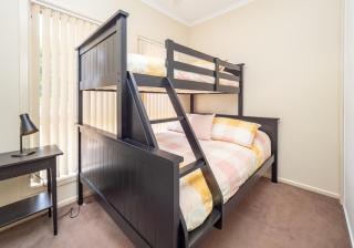 Family comfort in Blakes Crossing Blakeview with a short walk to shops and supermarkets - Smithfield - 4