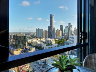 Skyline Serenity Luxury Apt with Free Parking - Brisbane - 7