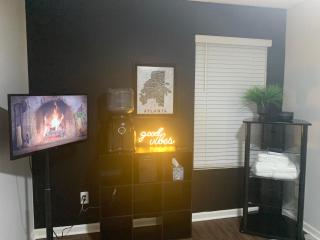 Kingsbrook Quarter Townhome - 20 mins from Airport & Downtown - 2