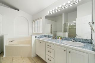 Luxury 4-Bedroom Home with Private Pool, Jacuzzi, AC, Wi-Fi, Cable TV, 5 Minutes from Disney - Kissimmee - 1