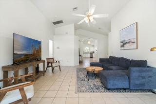 Luxury 4-Bedroom Home with Private Pool, Jacuzzi, AC, Wi-Fi, Cable TV, 5 Minutes from Disney - 7