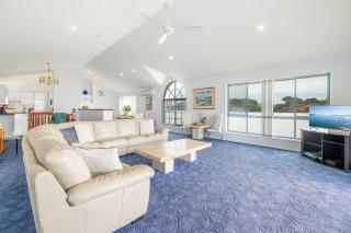 Tah Villa 1, 68 Marine Dr - stunning views, linen and air con - Fingal Bay - 3