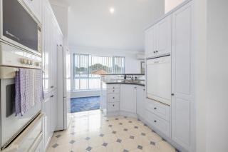 Tah Villa 1, 68 Marine Dr - stunning views, linen and air con - 1