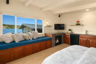 LakeFront- Private studio on Lake Sammamish - 3