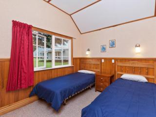 Huka Falls Cottage - Lake Taupo Holiday Home - Taupo - 2