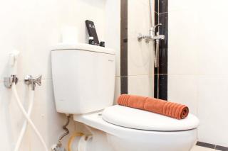 Comfort Living Studio Room at Grand Kamala Lagoon Apartment By Travelio - Bekasi - 9