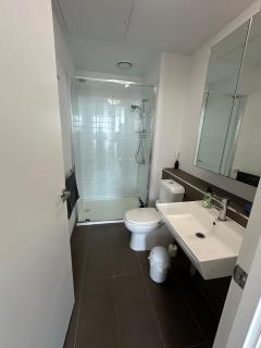 Top-Floor Luxury 1B1B apt L44 with Spectacular City Views - 5