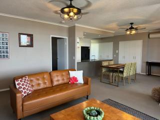 Stunning Sub Penthouse - Gladstone - 4
