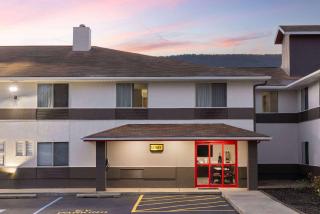 Super 8 by Wyndham Burnham/Lewistown - 7