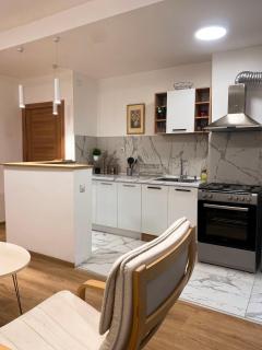 Ira's Square 2 Bedroom Apt Free Parking - 2