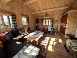 Nostalgic Cabin with 3 BR, Fireplace, and Terrace - Beitostøl - 5