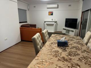 Spacious 2 bedroom family house in seven hills - Free Parking - Toongabbie West - 8