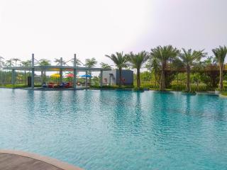 Modern Look and Warm 1BR at Gold Coast Apartment By Travelio - Giacarta - 5