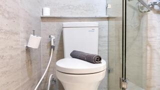 Modern Look and Warm 1BR at Gold Coast Apartment By Travelio - 6