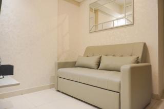 Modern Look and Warm 1BR at Gold Coast Apartment By Travelio - Giacarta - 2