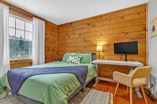 Modern Log Cabin with Skiing & Work-Friendly Setup home - Warren - 5