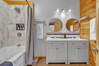 Modern Log Cabin with Skiing & Work-Friendly Setup home - Warren - 2