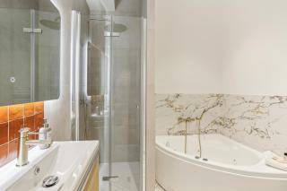 Lavie Maison Hot Tub and AC Near Arc de Triomphe - Paris - 1