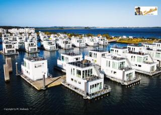 Schwimmendes Ferienhaus Antares One by Seeblick Ferien ORO, rundum Wasser, Sauna - Olpenitz - 8