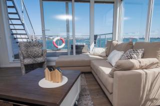 Schwimmendes Ferienhaus Antares One by Seeblick Ferien ORO, rundum Wasser, Sauna - Olpenitz - 1