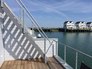 Schwimmendes Ferienhaus Antares One by Seeblick Ferien ORO, rundum Wasser, Sauna - 3