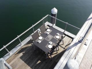 Schwimmendes Ferienhaus Antares One by Seeblick Ferien ORO, rundum Wasser, Sauna - 1