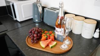 Luxury 2 Guest House, Parking with EV , WIFI AND NETFLIX - 6